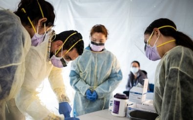 NEW YORK, NY – MARCH 24: Doctors test hospital staff with flu-like symptoms for coronavirus (COVID-19) in set-up tents to triage possible COVID-19 patients outside before they enter the main Emergency department area at St. Barnabas hospital in the Bronx on March 24, 2020 in New York City. New York City has about a third of the nations confirmed coronavirus cases, making it the center of the outbreak in the United States.   Misha Friedman/Getty Images/AFP (Photo by Misha Friedman / GETTY IMAGES NORTH AMERICA / Getty Images via AFP)