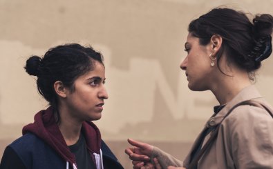 Auf der Straße entbrennt ein Streit. Sarah (Soma Pysall, r.) fühlt sich von Hanna (Banafshe Hourmazdi, l.) nicht richtig verstanden. (Foto: Marcus Glahn / ZDF)