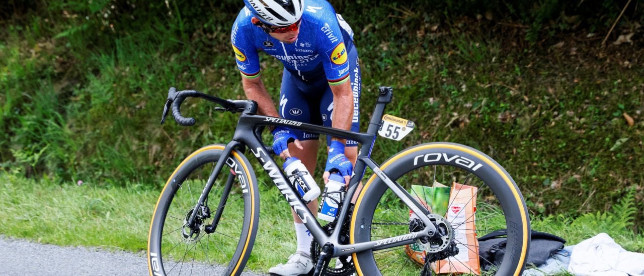 Team Deceuninck Quickstep’s Mark Cavendish of Great Britain has a break during the 4th stage of the 108th edition of the Tour de France cycling race, 150 km between Redon and Fougeres, on June 29, 2021. (Photo by Thomas SAMSON / AFP)