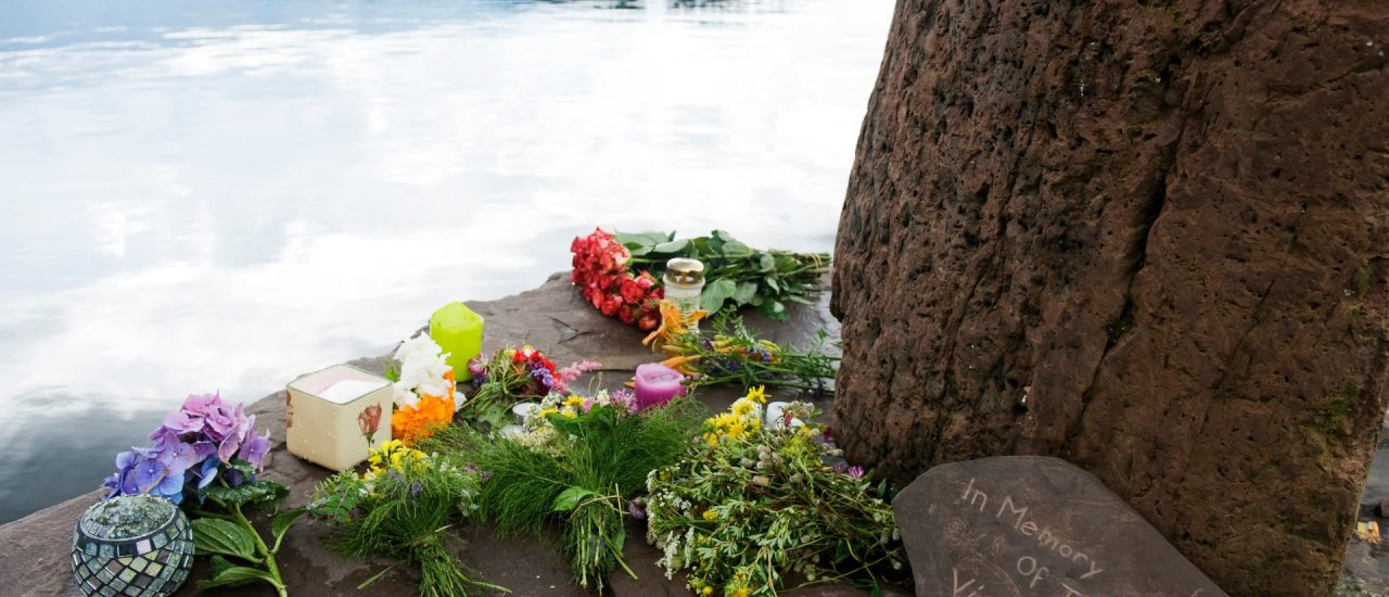 Im Andenken an das Attentat auf Utøya wurden Blumen niedergelegt. Foto: Jonathan Nackstrand / AFP