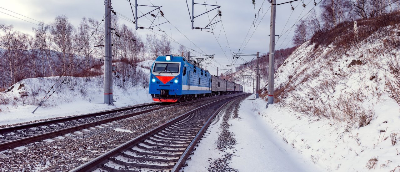 Die Transsibirische Eisenbahn auf einer Strecke entlang des Baikalsees. (Foto: Serjio74/shutterstock.com)