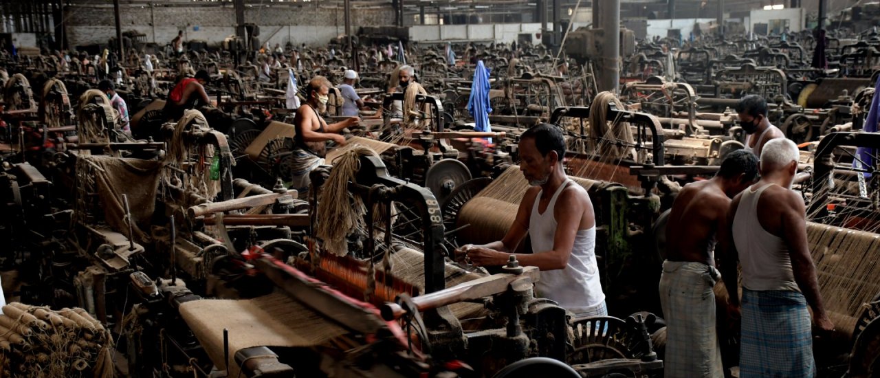 Arbeiter:innen in einer Textilfabrik in Bangladesch. Foto: STORYPLUS/ Shutterstock.com