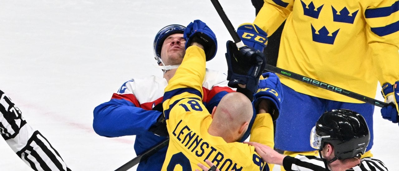 Ein Eishockey Spieler versetzt einem Gegner einen Faustschlag