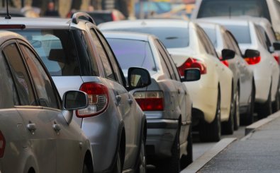 Parkende Autos auf der Straße. Weil die Parkgebühren in Deutschland relativ niedrig sind, ist dies oft die erste Option für Autofahrende.