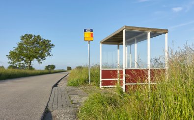 Bushaltestelle auf dem Land. Gerade außerhalb der Städte ist der ÖPNV oft nur begrenzt ausgebaut. Quelle: Harry Wedzinga | Shutterstock