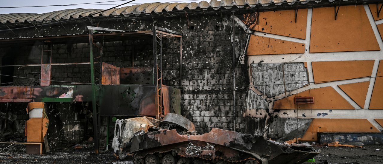 Ein zerstörter Tanker in Bucha. Foto: Aris Messini / AFP