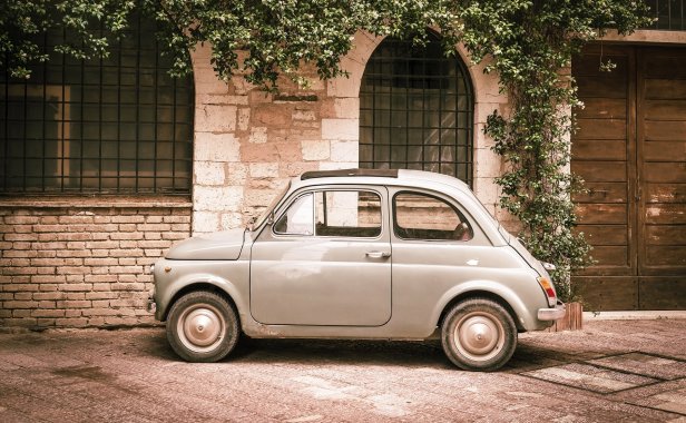 Tuscany, Italy, July 2015. Vintage image of Fiat 500. This car is one most popular Italian vehicles from 1970. Foto: pirke / Shutterstock