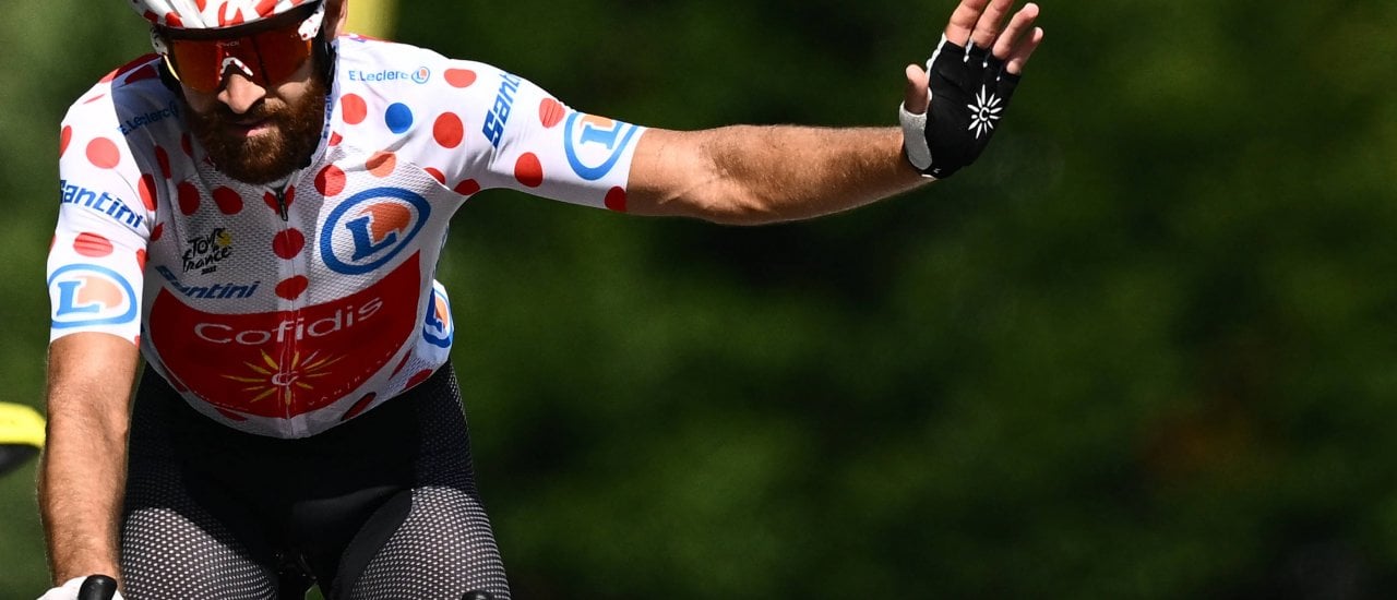 Cofidis team’s German rider Simon Geschke wearing the climber’s dotted jersey gestures as he cycles to the finish line during the 16th stage of the 109th edition of the Tour de France cycling race, 178,5 km between Carcassonne and Foix in southern France, on July 19, 2022. (Photo by Marco BERTORELLO / AFP)