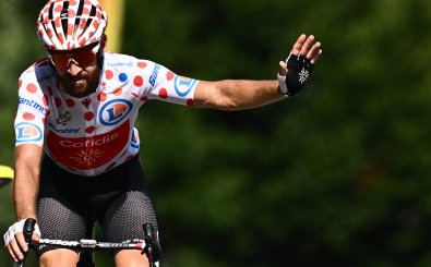 Cofidis team’s German rider Simon Geschke wearing the climber’s dotted jersey gestures as he cycles to the finish line during the 16th stage of the 109th edition of the Tour de France cycling race, 178,5 km between Carcassonne and Foix in southern France, on July 19, 2022. (Photo by Marco BERTORELLO / AFP)