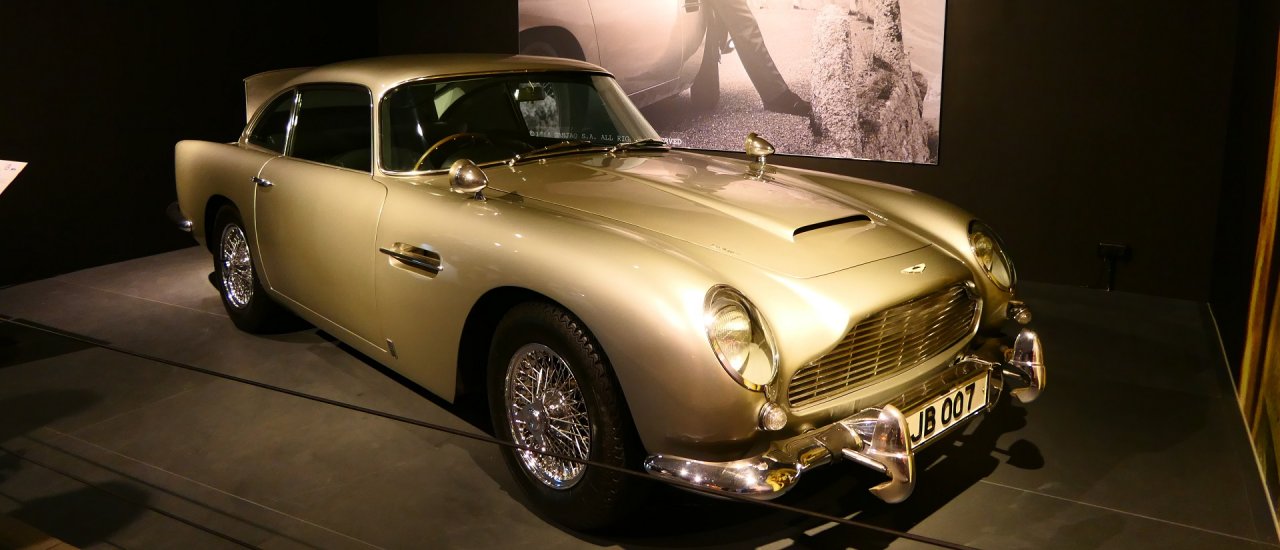 THE HAGUE, THE NETHERLANDS – APRIL 21, 2019: The famous and genuine Aston Martin from James Bond, 007 within the Louwman Museum. Foto: Friemann / Shutterstock