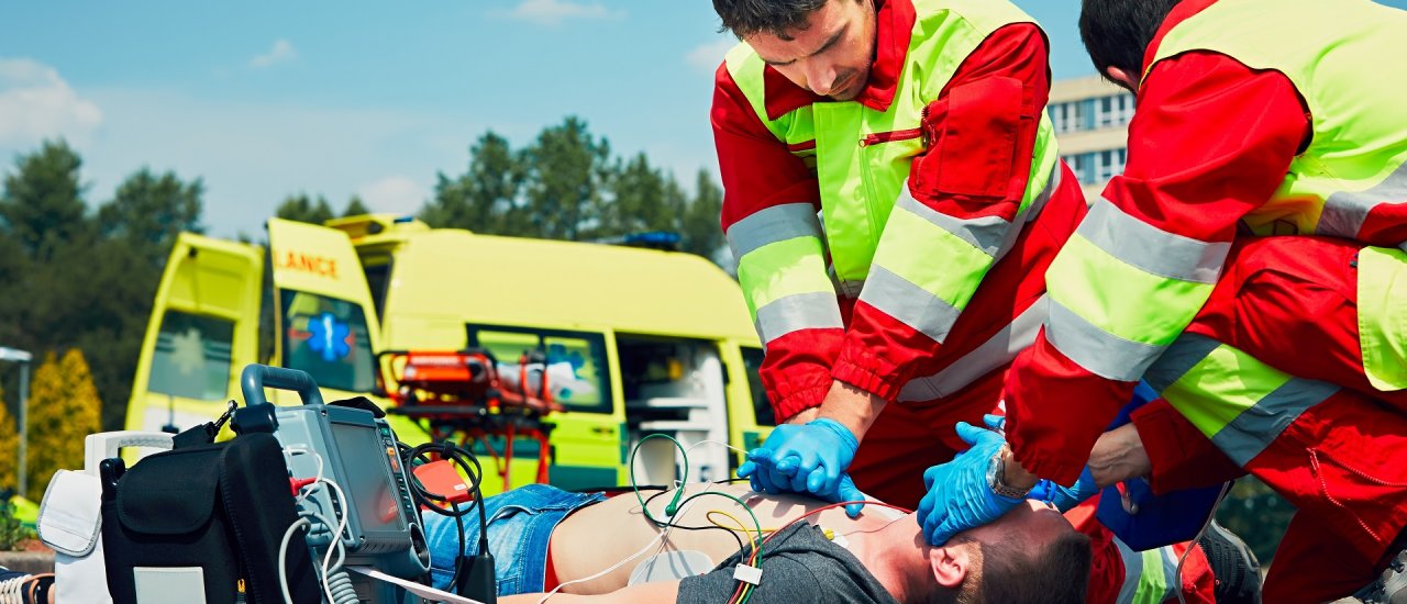 Rianimazione cardiopolmonare. Squadra di soccorso (medico e paramedico) rianimando l’uomo per strada. Foto: Jaromir Chalabala / Shutterstock 