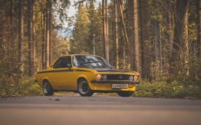 BRNIK, SLOVENIA, 28.10.2019: Vintage Opel Manta A GT/E car in yellow color parked on the street in an autumn forest. Foto: Anze Furlan / Shutterstock 