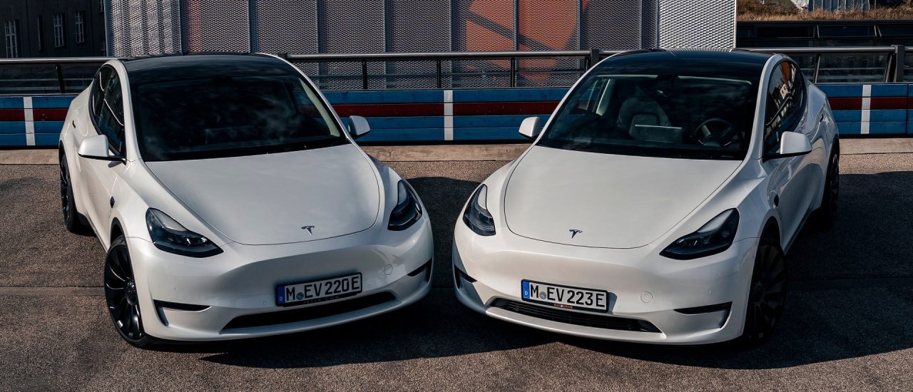 Augsburg, Deutschland – 08 25 2022: Zwei Tesla Modell Y Performance auf Parkgarage. Foto: Evo2Drive / Shutterstock 
