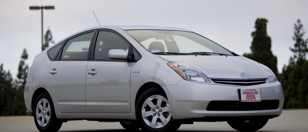 Angled view of a silver 2007 Toyota Prius, a hybrid car. Foto: Jose Gil / Shutterstock 