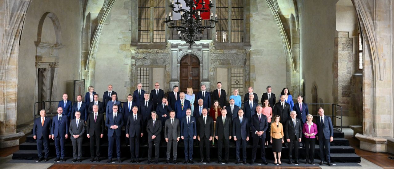 Regierungschefs von EU und Partnerstaaten posieren im Prager Schloss, wo das Eröffnungstreffen der ,,Europäischen Politischen Gemeinschaft“ stattfindet. 