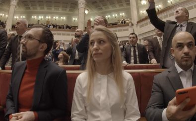 Von links: Serhij Leschtschenko, Switlana Salischtschuk und Mustafa Najem hören 2019 den Reden im Plenarsaal des Parlaments zu. © ZDF / Anton Yaremchuk