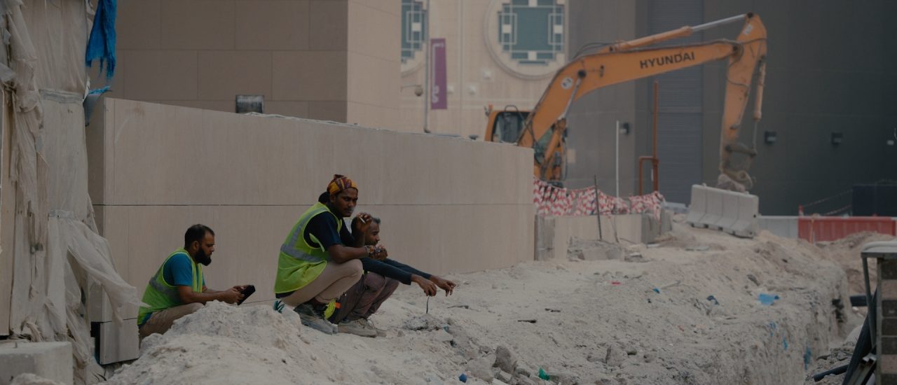 Journalist und Sportmoderator Jochen Breyer bei Dreharbeiten in Doha, Katar. Foto: © ZDF / Mateusz Smolka