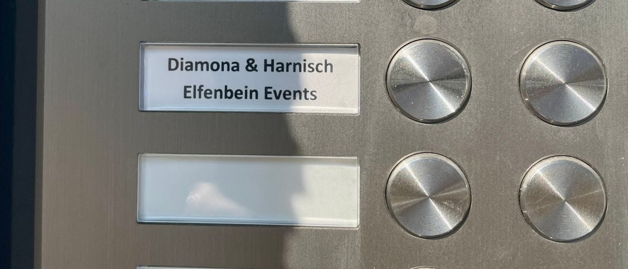 Zu sehen ist das Klingelschild am Firmensitz in Schönefeld. Foto: Rabea Schloz / detektor.fm