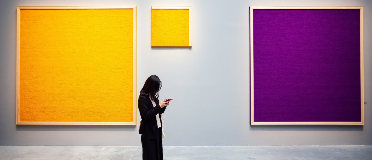 Werke von Rosemarie Trockel: Wolle gelb und violettt auf Leinwand“, La Biennale di Venezia, 2022. Foto: bepsy / Shutterstock