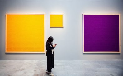 Werke von Rosemarie Trockel: Wolle gelb und violettt auf Leinwand“, La Biennale di Venezia, 2022. Foto: bepsy / Shutterstock