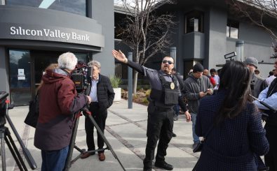 Ein Sicherheitsmann koordiniert Journalist:innen vor der Silicon Valley Bank. (Bild: Justin Sullivan/Getty Images/AFP)