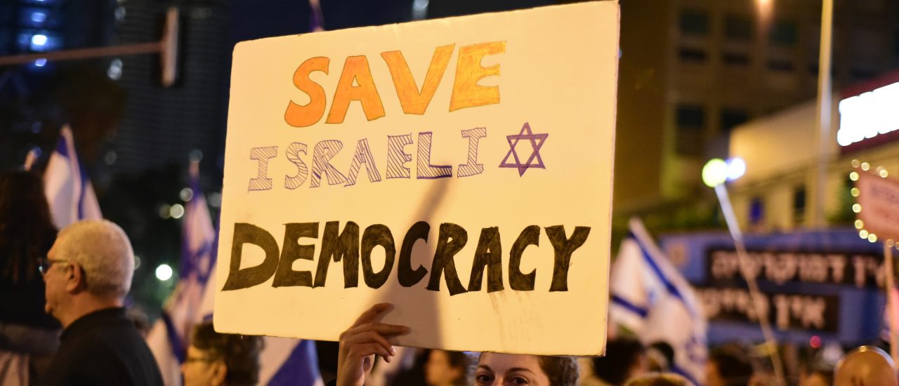 Protestierende auf Israels Straßen sprechen sich gegen die geplante Justizreform aus. Thema: Gefährdet die Justizreform die Demokratie Israels?