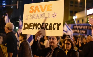 Protestierende auf Israels Straßen sprechen sich gegen die geplante Justizreform aus. Thema: Gefährdet die Justizreform die Demokratie Israels?