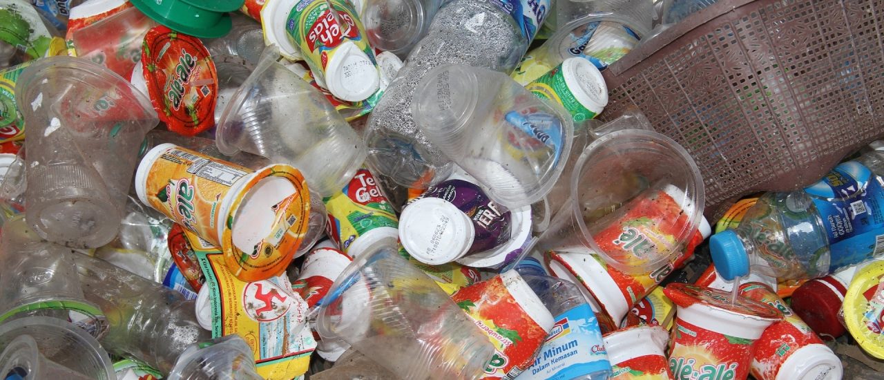 Garut, Indonesien, 8. Oktober 2022. Foto einer Sammlung von Plastikabfällen aus verschiedenen Packungsgetränken. zur Verteilung an die Abfallbank gesammelt. Foto: Keching / Shutterstock
