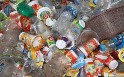 Garut, Indonesien, 8. Oktober 2022. Foto einer Sammlung von Plastikabfällen aus verschiedenen Packungsgetränken. zur Verteilung an die Abfallbank gesammelt. Foto: Keching / Shutterstock