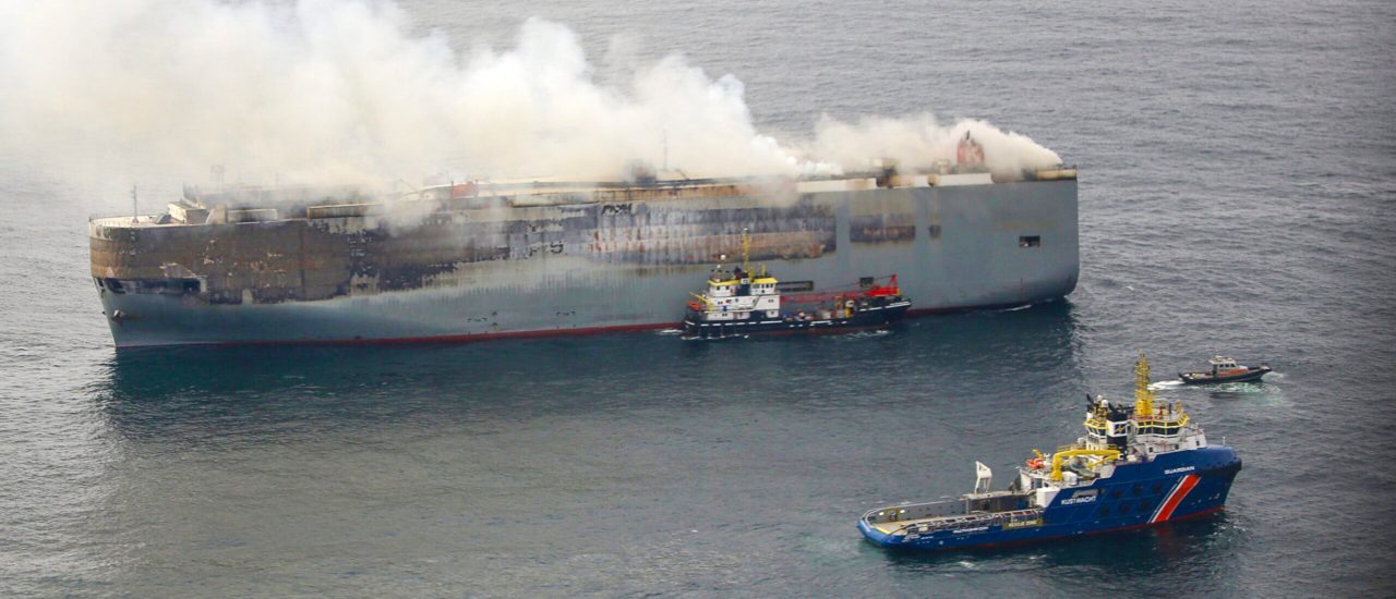 This handout photograph taken on July 28, 2023 from the Coast Guard plane and released on July 29, 2023 by the Dutch coastguards, shows a fire aboard the Panamanian-registered car carrier ship Fremantle Highway, after a fire broke out on the Fremantle Highway late on July 25, 2023, killing one crew member, and prompting a massive effort to extinguish the flames. – Towing of the cargo ship on fire off the coast of the Netherlands, with thousands of cars on board, is expected to begin on July 29, 2023, even though the fire has diminished in intensity, according to the authorities, who have been trying for several days to prevent an environmental disaster. An electric car is suspected of sparking the deadly blaze and officials said on July 28, 2023 that nearly 500 of the vehicles were aboard, far more than initially reported. (Photo by Handout / Netherlands Coastguards / AFP) / RESTRICTED TO EDITORIAL USE – MANDATORY CREDIT „AFP PHOTO /  NETHERLANDS COASTGUARDS“ – NO MARKETING NO ADVERTISING CAMPAIGNS – DISTRIBUTED AS A SERVICE TO CLIENTS – RESTRICTED TO EDITORIAL USE – MANDATORY CREDIT „AFP PHOTO /  NETHERLANDS COASTGUARDS“ – NO MARKETING NO ADVERTISING CAMPAIGNS – DISTRIBUTED AS A SERVICE TO CLIENTS /