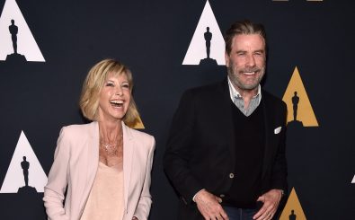 BEVERLY HILLS, CA – AUGUST 15: Olivia Newton-John (L) and John Travolta attend the „Grease“ 40th anniversary screening at Samuel Goldwyn Theater on August 15, 2018 in Beverly Hills, California.   Alberto E. Rodriguez/Getty Images/AFP (Photo by Alberto E. Rodriguez / GETTY IMAGES NORTH AMERICA / AFP)
