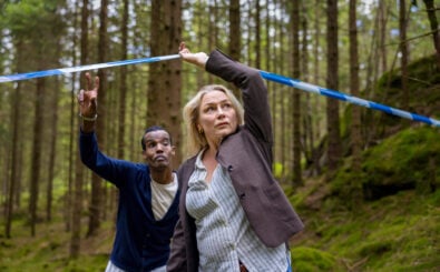 Ibraahin (Nasir Farah Dhagole) und Tilda (Malin Levanon) verschaffen sich unerlaubterweise Zutritt zu der Fundstelle im Wald. Bild: ZDF / Niklas Maupoix
