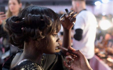 NEW YORK, NEW YORK – NOVEMBER 08: Leomie Anderson prepares backstage during 2018 Victoria’s Secret Fashion Show in New York at Pier 94 on November 08, 2018 in New York City.   Roy Rochlin/Getty Images/AFP (Photo by Roy Rochlin / GETTY IMAGES NORTH AMERICA / Getty Images via AFP)