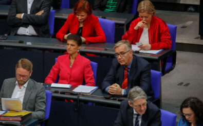 Parliamentary group leaders of Die Linke (The Left) party, Sahra Wagenknecht (center L), and Dietmar Bartsch (center R) listen during a session at the Bundestag (lower house of parliament) on March 21, 2019 in Berlin, ahead of a EU summit largely devoted to Brexit. (Photo by Odd ANDERSEN / AFP)