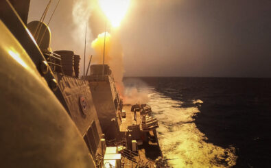 This handout picture courtesy of the US Navy taken on October 19, 2023 shows the Arleigh Burke-class guided-missile destroyer USS Carney (DDG 64) defeating a combination of Houthi missiles and unmanned aerial vehicles in the Red Sea. – A US Navy ship in the Red Sea on October 19, 2023 shot down missiles and drones that had been fired by Iran-backed Huthi rebels in Yemen, possibly at Israel, the Pentagon said. Three „land-attack cruise missiles and several drones“ were intercepted by a destroyer, Pentagon spokesman Brigadier General Pat Ryder told reporters. The attack was „launched by Huthi forces in Yemen“ potentially toward targets in Israel, he added. Thousands of civilians, both Palestinians and Israelis, have died since October 7, 2023, after Palestinian Hamas militants based in the Gaza Strip entered southern Israel in an unprecedented attack triggering a war declared by Israel on Hamas with retaliatory bombings on Gaza. (Photo by Aaron Lau / US NAVY / AFP) / RESTRICTED TO EDITORIAL USE – MANDATORY CREDIT „AFP PHOTO / ASSEMBLEE NATIONALE 2022“ – NO MARKETING NO ADVERTISING CAMPAIGNS – DISTRIBUTED AS A SERVICE TO CLIENTS – RESTRICTED TO EDITORIAL USE – MANDATORY CREDIT „AFP PHOTO / ASSEMBLEE NATIONALE 2022“ – NO MARKETING NO ADVERTISING CAMPAIGNS – DISTRIBUTED AS A SERVICE TO CLIENTS /
