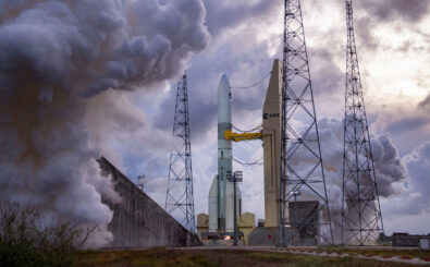 This handout photograph taken and released by ArianeGroup on November 23, 2023, shows smoke during a Ariane 6 rocket test run at the Guyanese Space Centre in Kourou, French Guiana. – Europe’s Ariane 6 rocket underwent a „full-scale“ dress rehearsal on November 23, 2023, in Kourou, French Guiana, in preparation for its maiden flight in 2024, with the successful firing of the Vulcain 2.1 engine on the launcher’s main stage. (Photo by P. PIRON / ArianeGroup / AFP) / RESTRICTED TO EDITORIAL USE – MANDATORY CREDIT „AFP PHOTO /  HO/ ARIANEGROUP “ – NO MARKETING NO ADVERTISING CAMPAIGNS – DISTRIBUTED AS A SERVICE TO CLIENTS – RESTRICTED TO EDITORIAL USE – MANDATORY CREDIT „AFP PHOTO /  HO/ ARIANEGROUP “ – NO MARKETING NO ADVERTISING CAMPAIGNS – DISTRIBUTED AS A SERVICE TO CLIENTS /