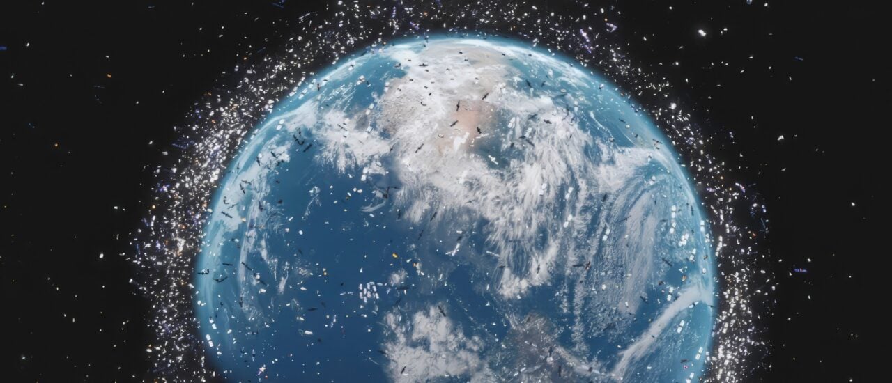 Szenenbild aus "Gefährlicher Weltraumschrott": Die Erde im Universum, umgeben von Schrotteilen und Satelliten.