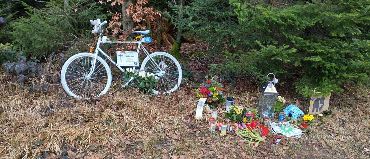 Wo Andreas Mandalka alias #natenom totgefahren wurde, wurde ein Ghostbike aufgestellt. Foto: Bastian Weitzke