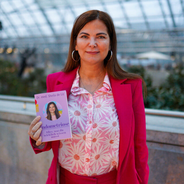Sheila de Liz, Gynäkologin und Autorin des Buchs "Endometriose -- Alles, was du wirklich wissen musst"