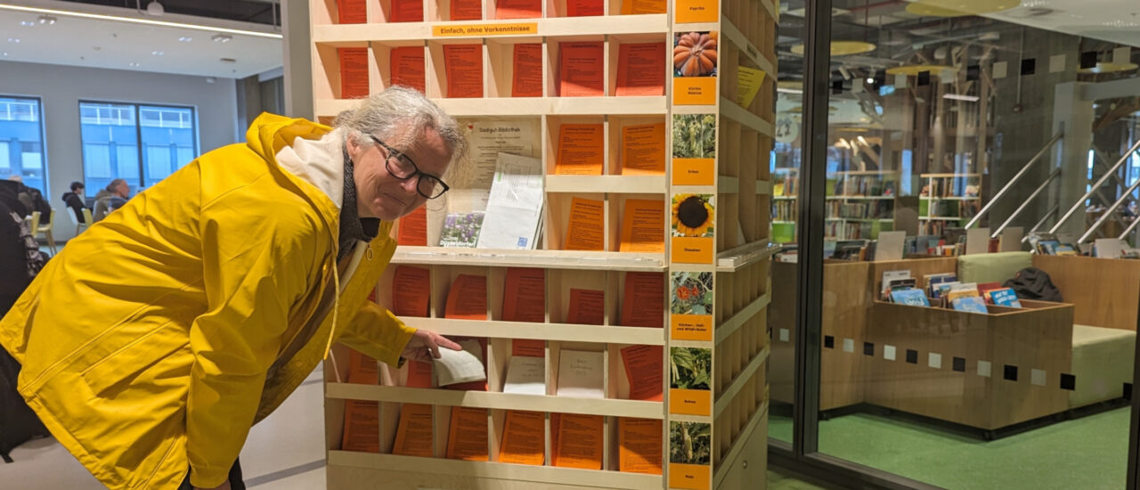 Anne Mommertz hat das Saatgut-Regal für die Düsseldorfer Zentralbibliothek entworfen. Foto: Heike Sicconi
