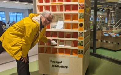 Anne Mommertz hat das Saatgut-Regal für die Düsseldorfer Zentralbibliothek entworfen. Foto: Heike Sicconi