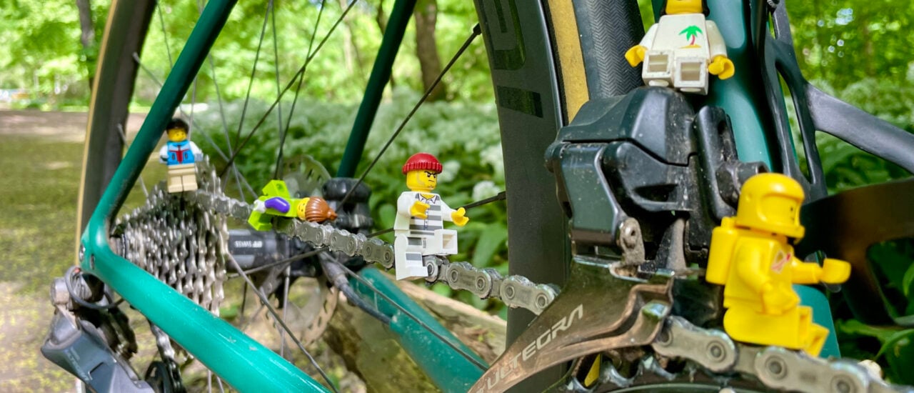 Kraftpaket Krafti in der Fahrradkette, vibrierende Bremse am Kinderrad