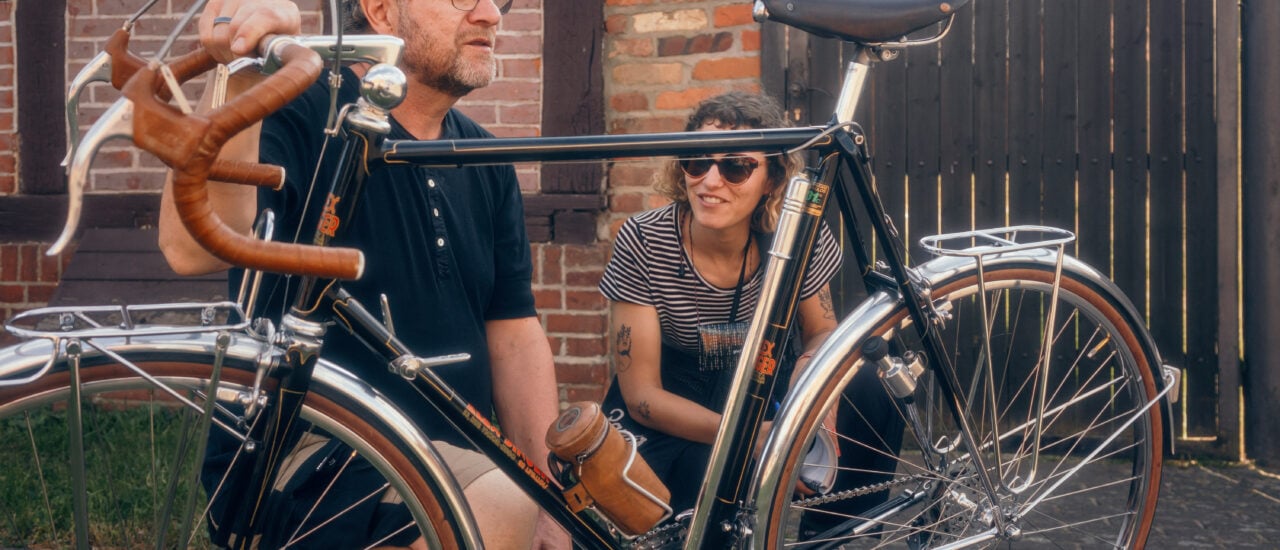Menschen betrachten schöne Fahrrräder beim Fenderfest. Foto: Stefan Haehnel