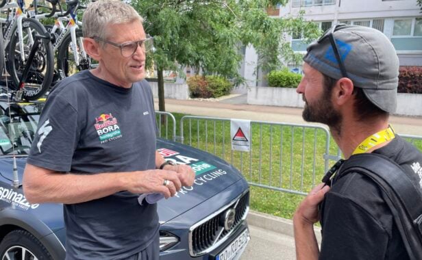 Jens bei der Tour de France 2024: Technikgespräch, hier mit Rolf Aldag. Foto: Matthias Borchers, Tour-Magazin