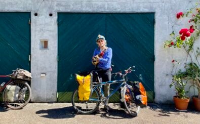 Mountainbike-Ikone mit Huhn im Sauerland: Jacquie Phelan. Foto: Gerolf Meyer