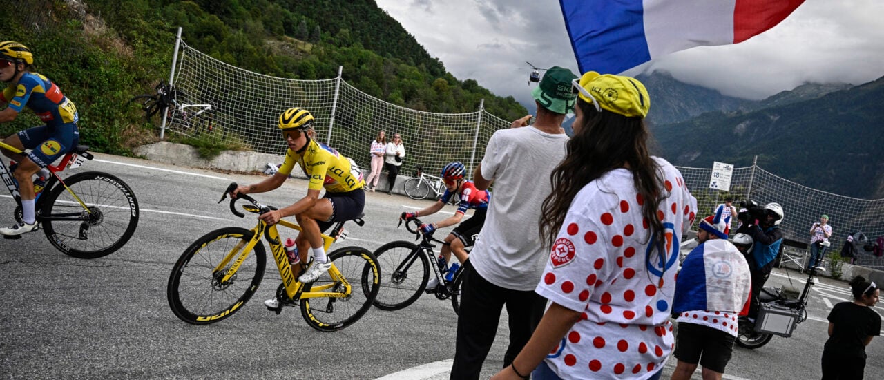 Spannung bis zum Schluss: Kasia Niewiadoma auf dem Weg zum Tour-Sieg. Foto: Julien de Rosa / AFP