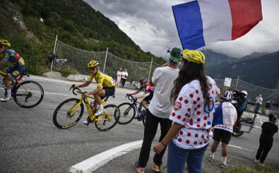 Spannung bis zum Schluss: Kasia Niewiadoma auf dem Weg zum Tour-Sieg. Foto: Julien de Rosa / AFP