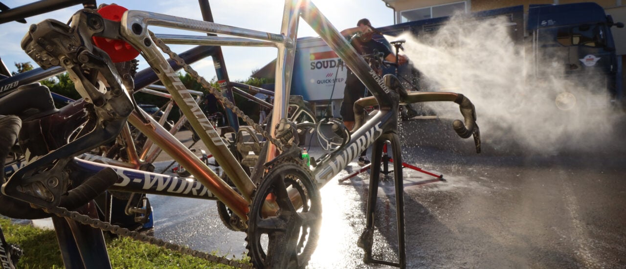 Rennradpflege bei der Tour de France 2024, Foto: Jens Klötzer