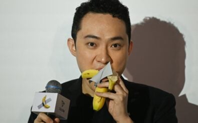 Chinese-born crypto founder Justin Sun eats a banana artwork composed of a fresh banana stuck to a wall with duct tape, in Hong Kong on November 29, 2024, after buying the provocative work of conceptual art by Italian artist Maurizio Cattelan at a New York auction for $6.2 million. – The debut of the edible creation entitled „Comedian“ at the Art Basel show in Miami Beach in 2019 sparked controversy and raised questions about whether it should be considered art — Cattelan’s stated aim. (Photo by Peter PARKS / AFP)