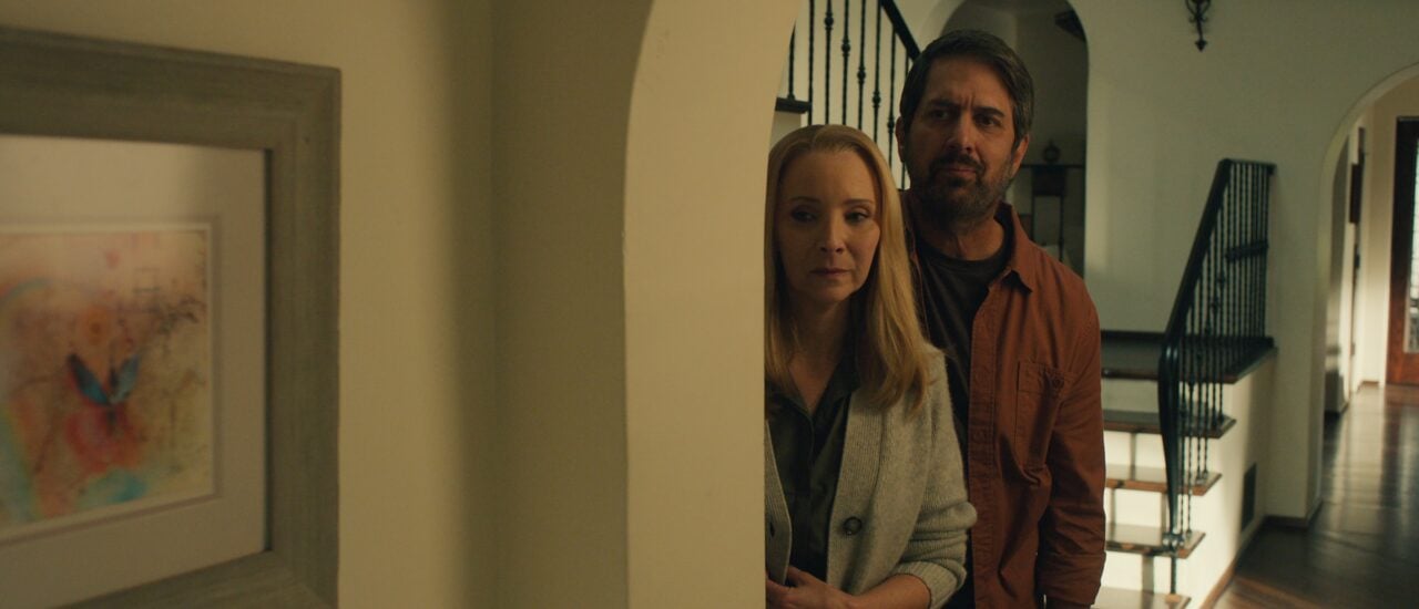 NO GOOD DEED. (L to R) Lisa Kudrow as Lydia and Ray Romano as Paul in Episode 105 of No Good Deed. Cr. Courtesy of Netflix © 2024